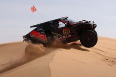 Nasser al-Attiyah celebra su sexto título en el Dakar. Nasser al-Attiyah celebra su sexto título en el Dakar.