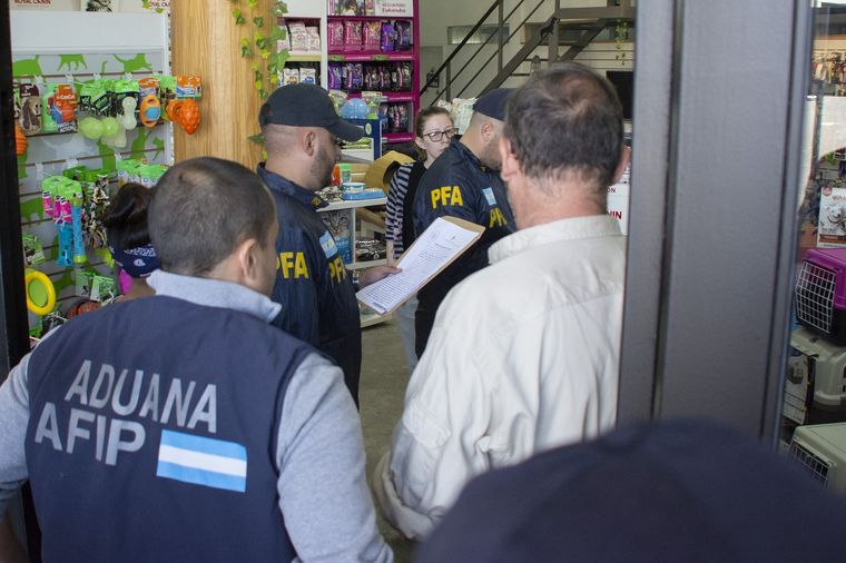 Los agentes de la Aduana durante el allanamiento al comercio. Foto: Aduana