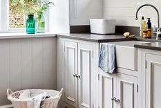 No descartar que más allá de la temperatura que se utilice el agua sola no será suficiente para quitar una mancha. Foto: Future PLC