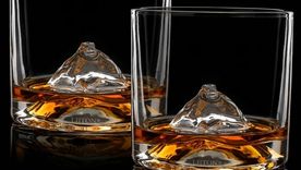 Familia de raíces británicas, los hermanos Cristian y Gabriel Williams producen un whisky andino en Mendoza. Familia de raíces británicas, los hermanos Cristian y Gabriel Williams producen un whisky andino en Mendoza.
