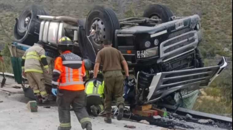 El accidente significó la muerte del conductor del camión sobre la Ruta 60 de Chile.