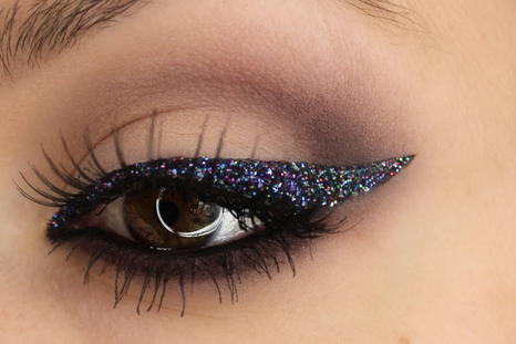 Puedes transformar tu mirada con un simple delineado y una buena máscara de pestañas. Foto: YouTube - Shonagh Scott