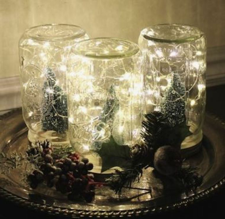 Con frascos de mermeladas o dulces sin etiquetas, limpios y secos se pueden armar lindos centros de mesa para las fiestas. Foto: @deco.dudas