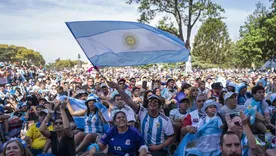 En Argentina, especialmente, el fútbol atraviesa todo: sobremesas, grupos de WhatsApp, oficinas, recreos, familias.