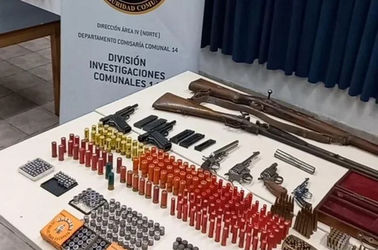 Entre lo encontrado en el arsenal, los policías incautaron una escopeta, pistolas, revólveres y municiones en la casa de Palermo