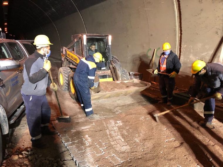 Obreros trabajan por la noche en el Túnel Cristo Redentor