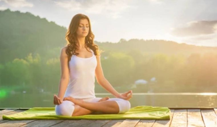 Hay posiciones de yoga que son vitales para cuidar nuestra espalda (Shutterstock).