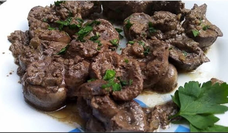 En la receta de riñones al vino blanco, el vino ayuda a suavizar y aromatizar la carne. En la receta de riñones al vino blanco, el vino ayuda a suavizar y aromatizar la carne.