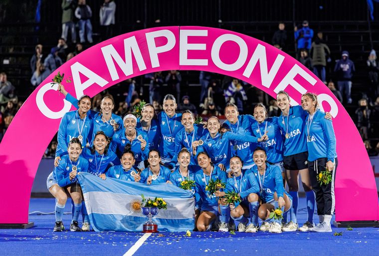 El festejo de Las Leonas tras consagrarse campeonas de la Copa Panamericana en Montevideo. Foto: PAHF (panamhockey.org). 