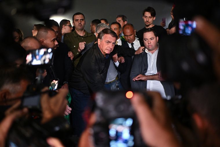 Jair Bolsonaro usa tobillera electrónica por decisión del Supremo Tribunal Federal de Brasil. Foto EFE