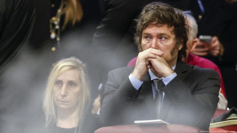 Javier Milei y su hermana Karina, envueltos en sospechas de coimas.
