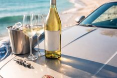 Vinos y autos en el verano de Punta del Este.