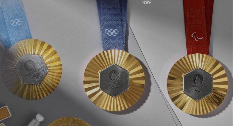 Las primeras entregas de las famosas medallas hechas con material de la Torre Eiffel serán a partir de este sábado. Foto: Olympics.com
