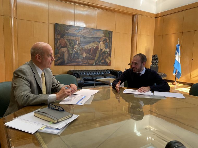 Guzmán en la reunión con el secretario Rigo. Foto: Twitter