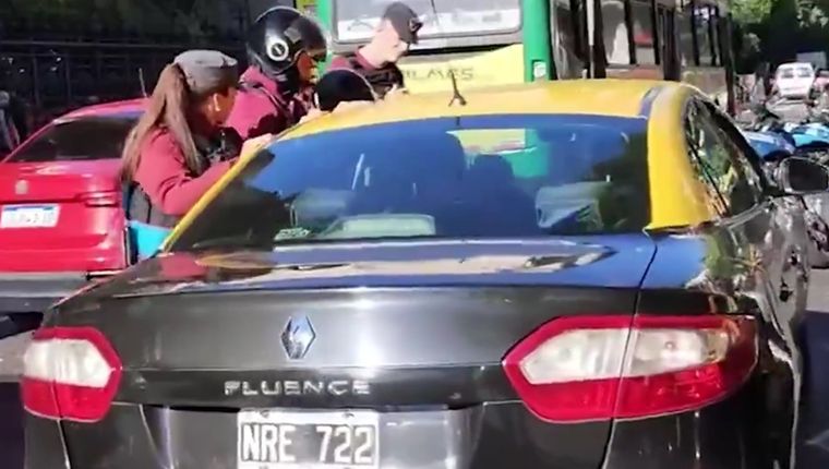 Varios efectivos zamarreando el vehículo Foto: Captura de video