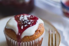 Se les puede dar un toque especial cubriendo los muffins con una crema fresca de queso blanco y un toque de mermelada. Foto: Unsplash
