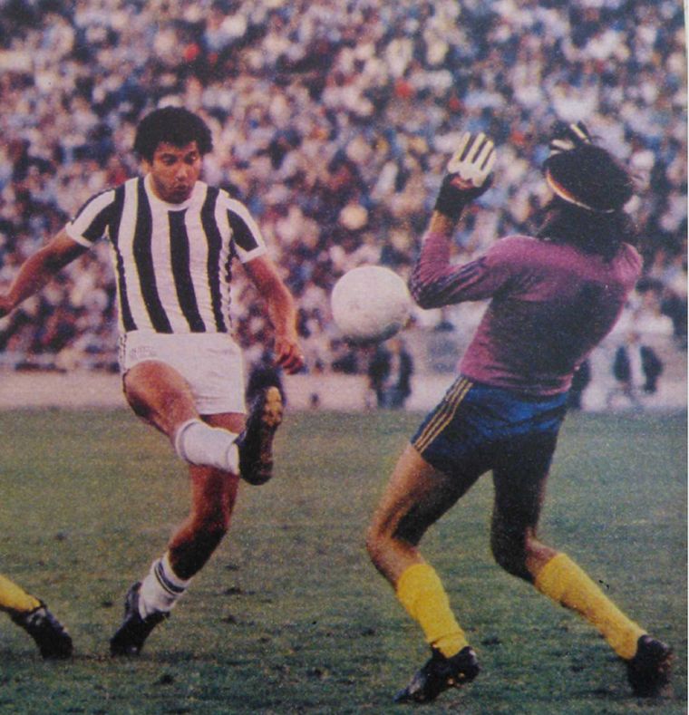 Remata el delantero gimnasista Eduardo Tucho Méndez y ataja Hugo Orlando Gatti. Remata el delantero gimnasista Eduardo Tucho Méndez y ataja Hugo Orlando Gatti.