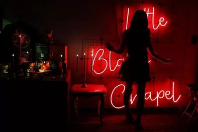 MDZol | Una persona posa para una fotografía dentro de la Pequeña Capilla Negra en el Satancon 2023 del Satanic Temple. Foto: REUTERS