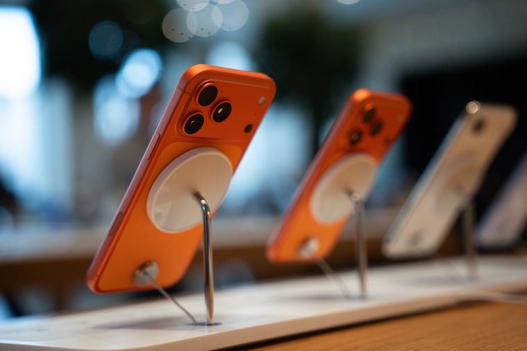 Los materiales para circuitos sufren escasez, lo que eleva el precio del iPhone. Los materiales para circuitos sufren escasez, lo que eleva el precio del iPhone.