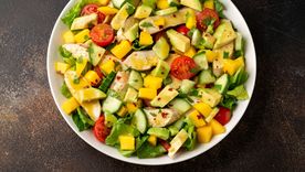 Ensalada de pollo y mango Una receta simple y deliciosa para hacer en minutos. Foto: Shutterstock