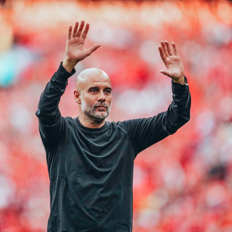 Pep Guardiola volvió a hablar sobre su futuro en el Manchester City. Foto: @ManCity