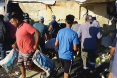 Vecinos del lugar saquearon el camión con alimentos que volcó sobre Panamericana en Buenos Aires