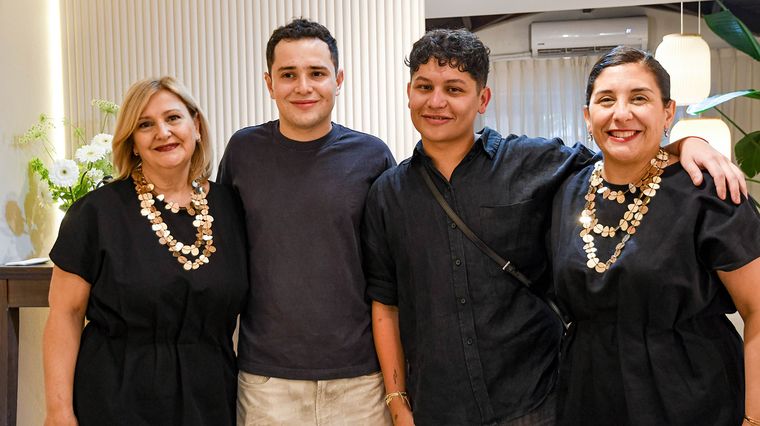 Franco Gómez y Agustín Ríos son los anfitriones, quienes posaron junto a sus madres: Silvia Merfa (izq.) y Cecilia Acevedo (derecha). Franco Gómez y Agustín Ríos son los anfitriones, quienes posaron junto a sus madres: Silvia Merfa (izq.) y Cecilia Acevedo (derecha).