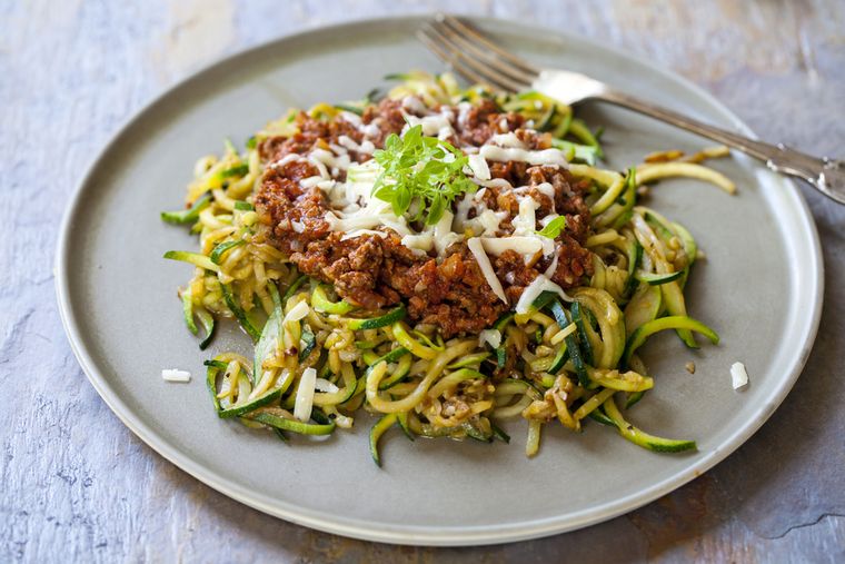 Fideos de zucchini con boloñesa casera: receta rápida y saludable.