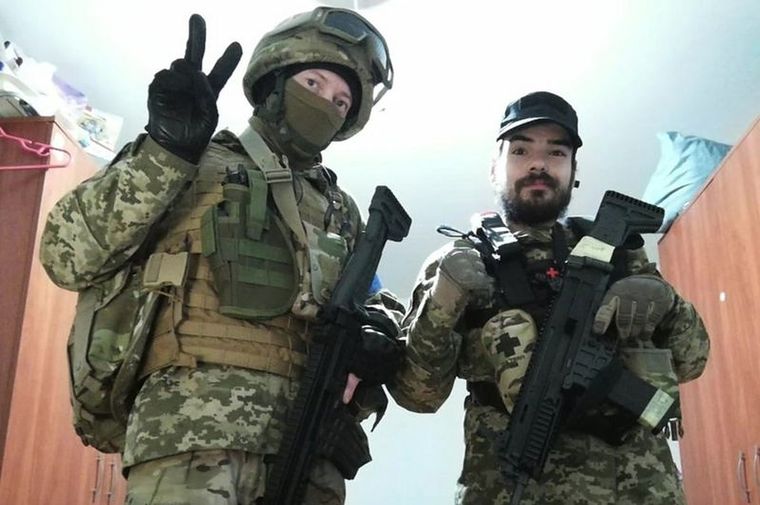 Foto: Ajay y otro soldado de la legión internacional en Ucrania