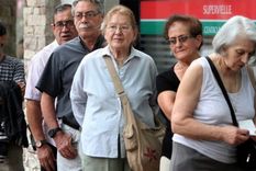 los bancos reabren hoy solo para jubilados y beneficiarios de planes sociales