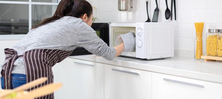 No es bueno colocar cualquier cosa en el microondas. Foto: Freepik