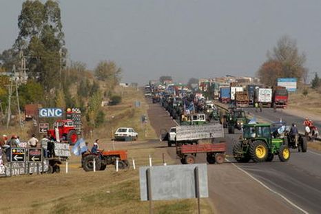 Productores yerbateros convocan a un tractorazo contra las medidas del Gobierno nacional. Productores yerbateros convocan a un tractorazo contra las medidas del Gobierno nacional.