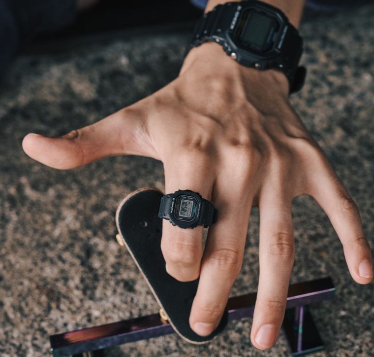 Con pantalla LCD, cronómetro, calendario y luz LED, el Nano DWN-5600 conserva la esencia funcional del clásico G-Shock en versión miniatura. Con pantalla LCD, cronómetro, calendario y luz LED, el Nano DWN-5600 conserva la esencia funcional del clásico G-Shock en versión miniatura.