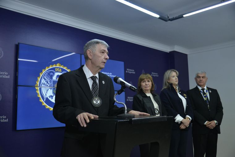Patricia Bullrich presentó una nueva investigación de la DFI sobre el PCC brasileño junto con el nuevo jefe de la DFI, Pascual Bellizi.
