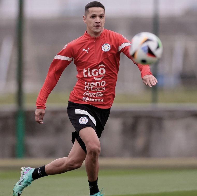 Arce, en acción con la Selección de Paraguay. Arce, en acción con la Selección de Paraguay.