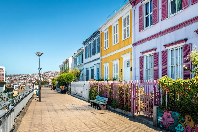 El Paseo Mirador Atkinson es un paseo peatonal y mirador ubicado en el cerro Concepción, Valparaíso. El Paseo Mirador Atkinson es un paseo peatonal y mirador ubicado en el cerro Concepción, Valparaíso.