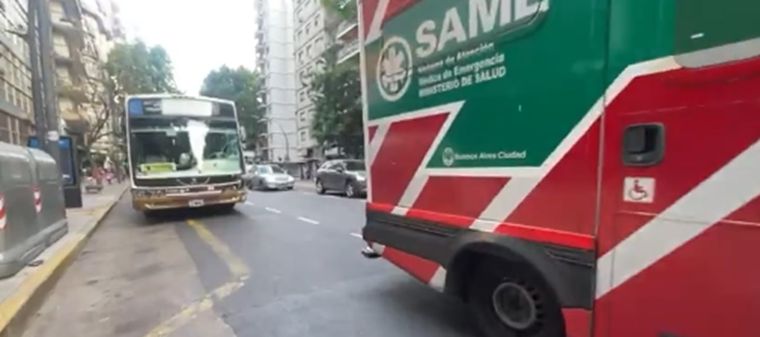El chofer de la combi fue trasladado al Hospital Fernández. Foto: Captura de pantalla