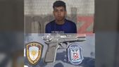 Tomás Lara, el joven de 18 años detenido tras el tiroteo y el arma reglamentaria recuperada.  Tomás Lara, el joven de 18 años detenido tras el tiroteo y el arma reglamentaria recuperada.