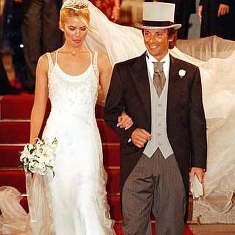 Valeria Mazza y Alejandro Gravier se casaron el 9 de mayo de 1998 y el vestuario de la boda estuvo a cargo del mismísimo Giorgio Armani. Valeria Mazza y Alejandro Gravier se casaron el 9 de mayo de 1998 y el vestuario de la boda estuvo a cargo del mismísimo Giorgio Armani.