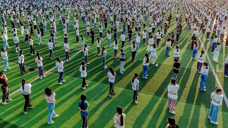 Los estudiantes practican yoga para aliviar el estrés antes del competitivo examen anual de ingreso a la universidad.