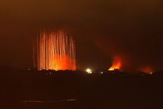 Artillería israelí alcanza una población situada en la frontera sur del Líbano con Israel, este martes Foto: EFE