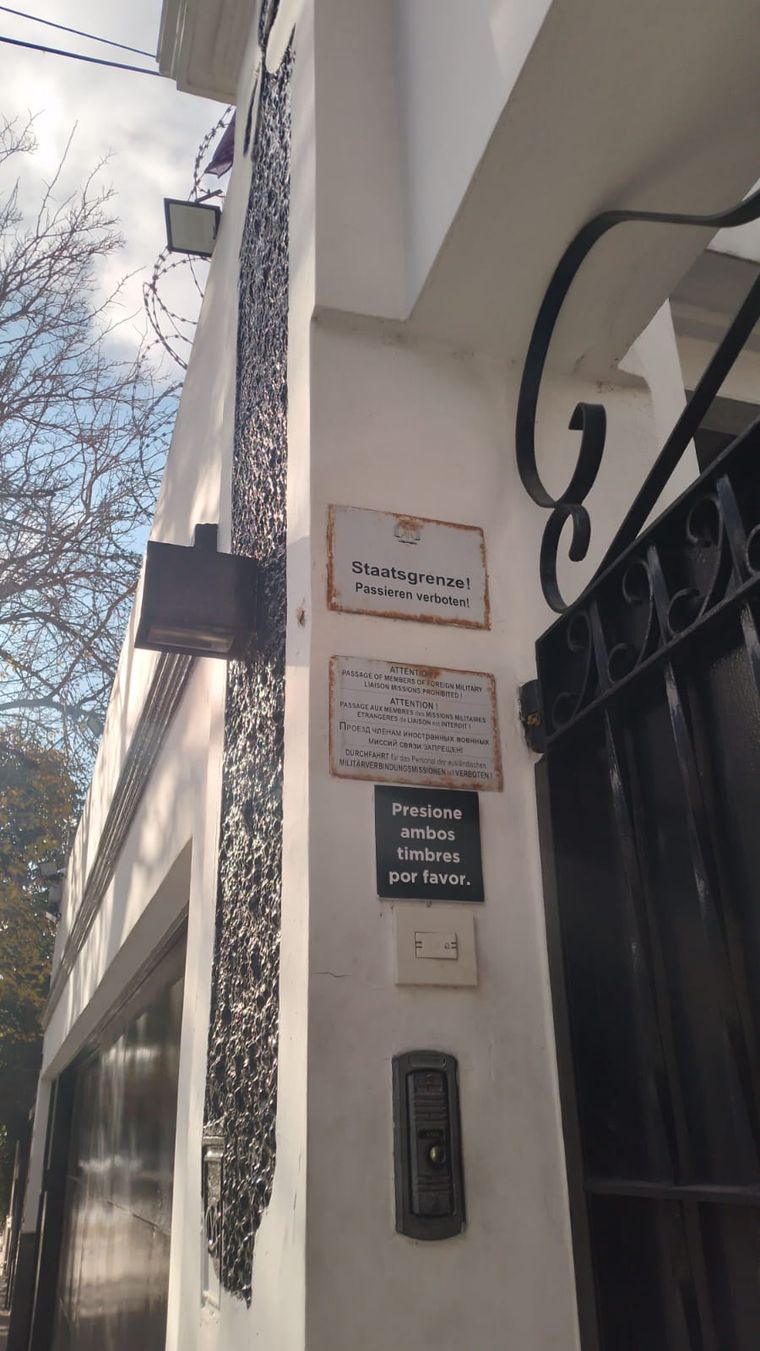 Los carteles están en distintos idiomas. Los carteles están en distintos idiomas.