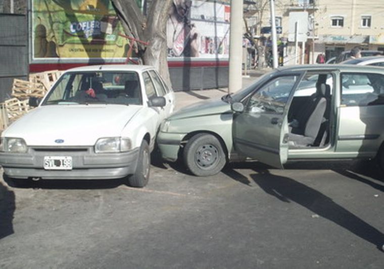 El Ford Escort estaba estacionado y terminó sobre la acequia. Foto: MDZ