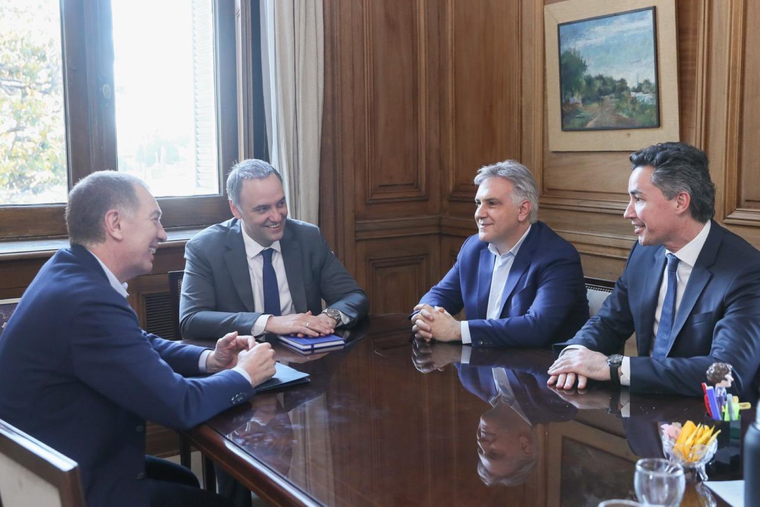 La buena noticia para Burgueño es la presencia de Martín Llaryora en la reunión de gobernadores con Santilli y Adorni.