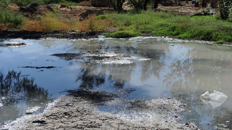 El vuelco de líquidos cloacales al Pescara generó un problema de contaminación gravísimo.&nbsp;
