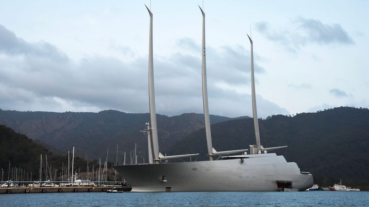 El superyate Sailing Yacht A está en manos de autoridades italianas.