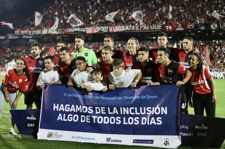 En Rosario, Newells exhibió la bandera que también mostrarán los demás equipos del fútbol argentino en esta fecha Foto: Prensa Newells