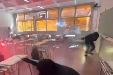 escandalo en una escuela de catamarca: alumnos desataron una guerra de bengalas dentro del aula escandalo en una escuela de catamarca: alumnos desataron una guerra de bengalas dentro del aula