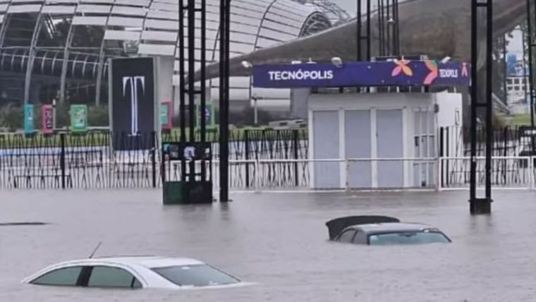 El ingreso a Tecnópolis en horas de la mañana. Tini Stoessel aún no emitía el primer anuncio respecto a las contingencias climáticas. El ingreso a Tecnópolis en horas de la mañana. Tini Stoessel aún no emitía el primer anuncio respecto a las contingencias climáticas.