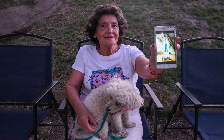 Medina Mercado con su imagen de la Virgen de Lourdes en el teléfono. Medina Mercado con su imagen de la Virgen de Lourdes en el teléfono.